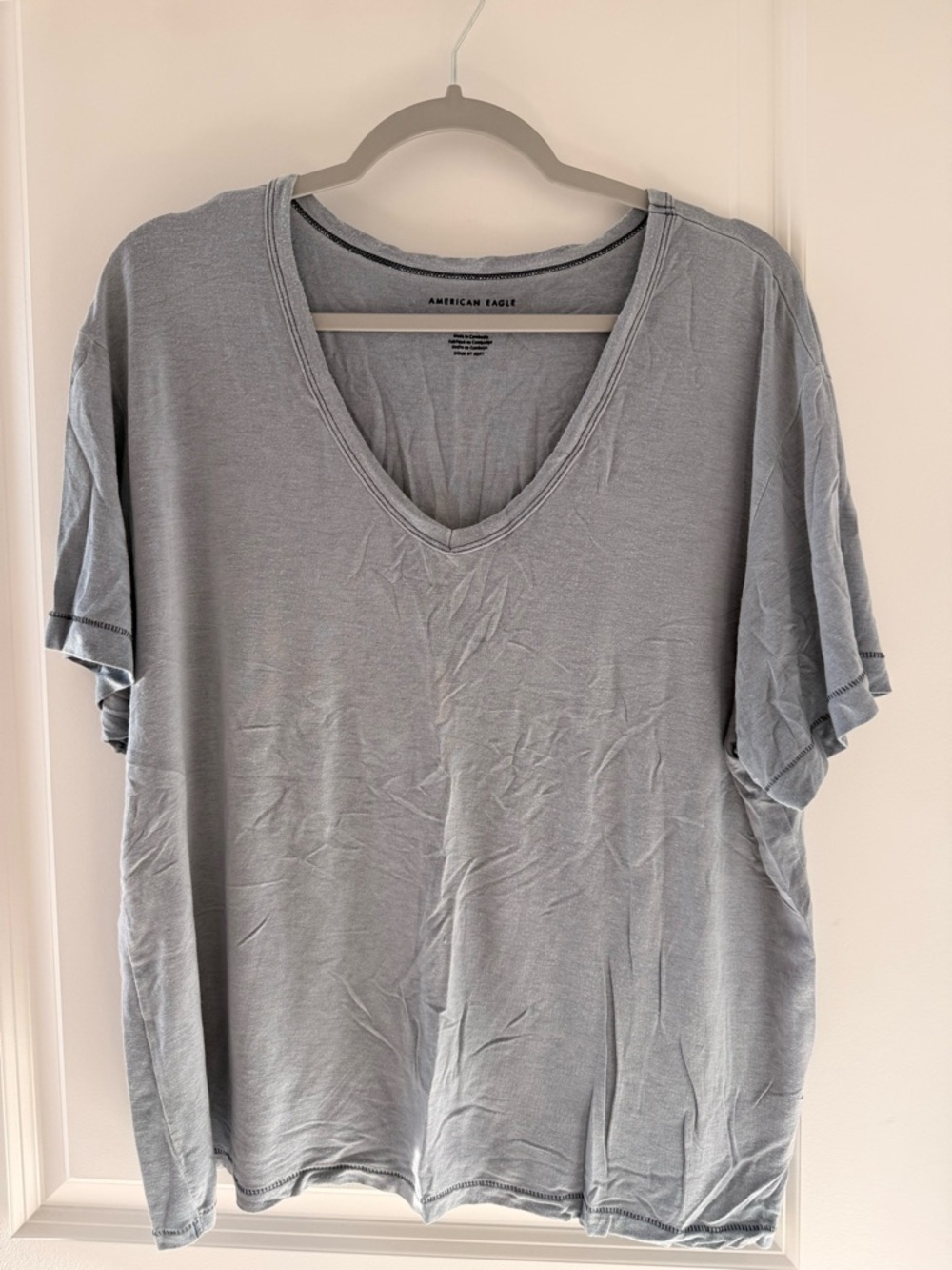American Eagle Outfitters Light Gray V-Neck Short Sleeve Tee